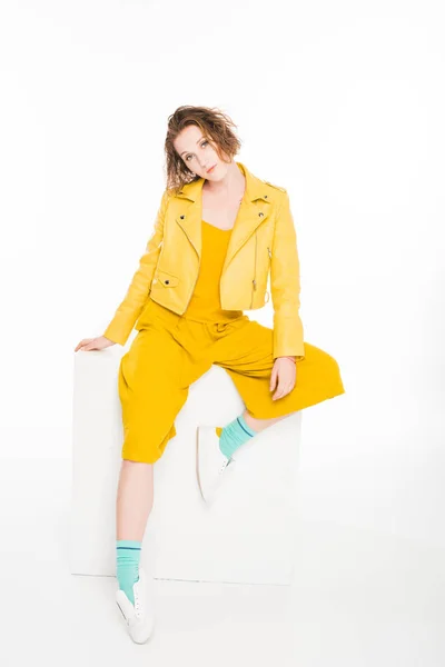 Fiatal lány öltözött minden sárga — Stock Fotó