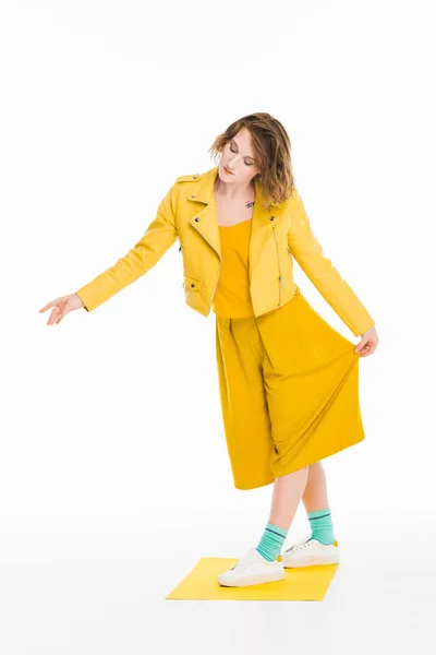 Menina elegante em roupas amarelas — Fotos gratuitas