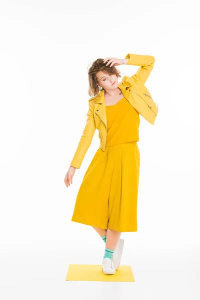 Elegantní dívka v žlutých šatech — Stock fotografie zdarma