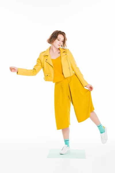 पिवळा कपडे मध्ये स्टाइलिश मुलगी — विनामूल्य स्टॉक फोटो
