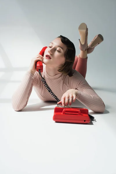 ロータリーの電話とレトロなスタイルの女の子 — ストック写真