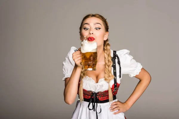 Jolie fille avec de la bière — Photo