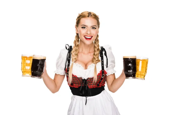 Garçonete com copos de cerveja — Fotografia de Stock