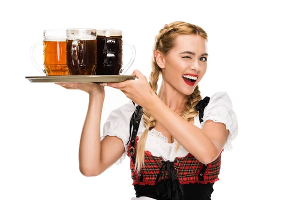 Zwinkernde Kellnerin mit Biergläsern — Stockfoto