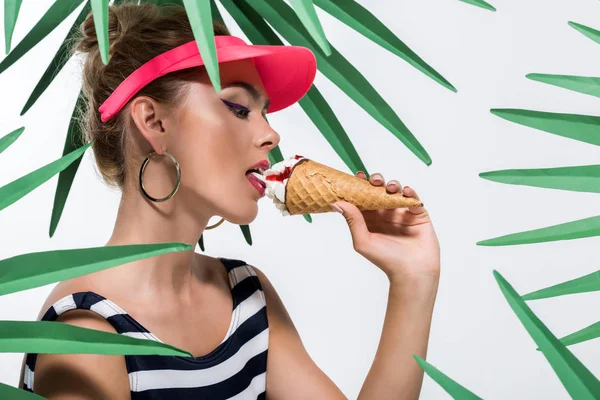 Fashionable woman eating ice cream — Stock Photo, Image