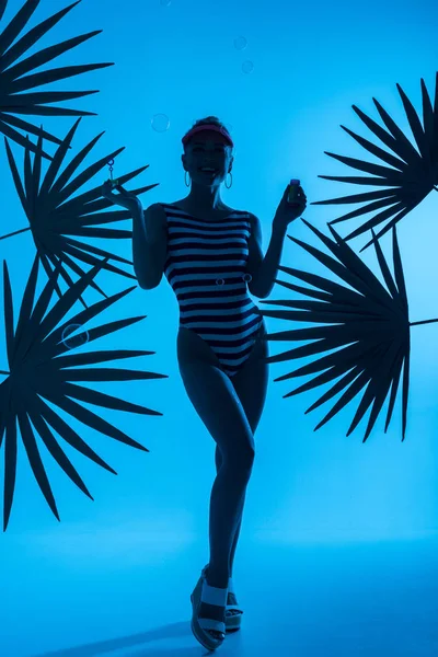 Elegante giovane donna con bolle di sapone — Foto Stock