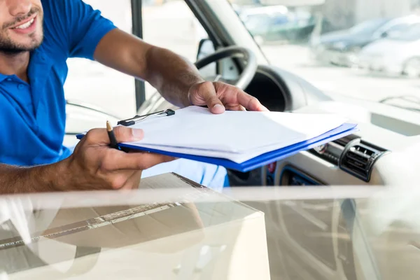 Delivery man with clipboard — Stock Photo, Image