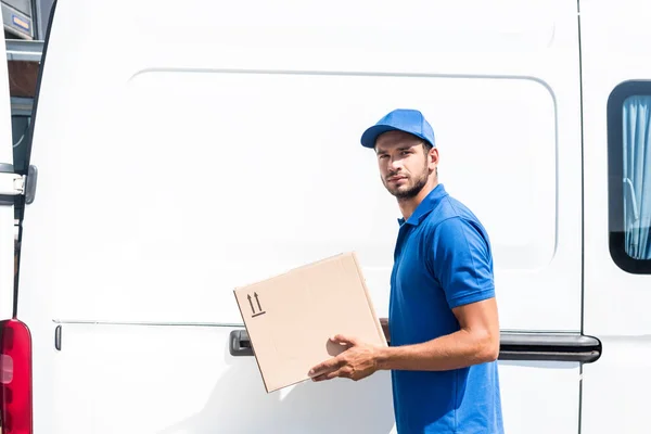 Homem de entrega com caixa — Fotografia de Stock