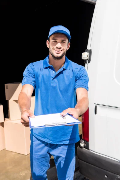 Entrega Hombre con portapapeles — Foto de Stock