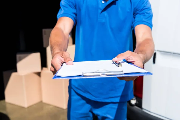 Delivery man with clipboard — Stock Photo, Image
