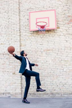basketbol oynarken işadamı