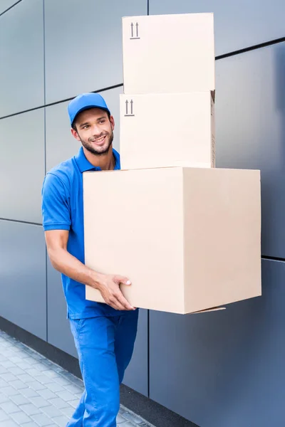 Levering man met stapel van vakken — Stockfoto