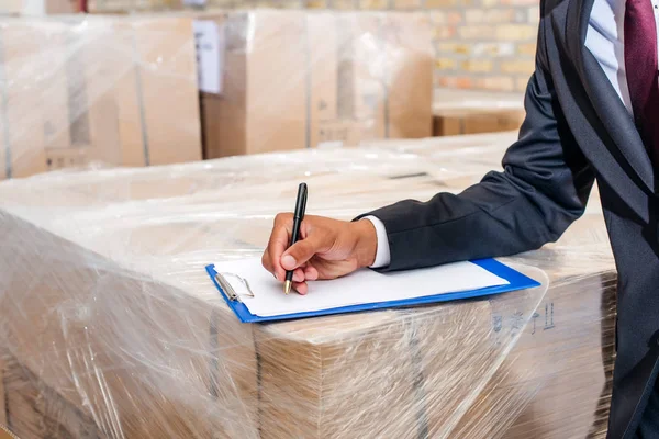 Empresário escrevendo na área de transferência — Fotografia de Stock