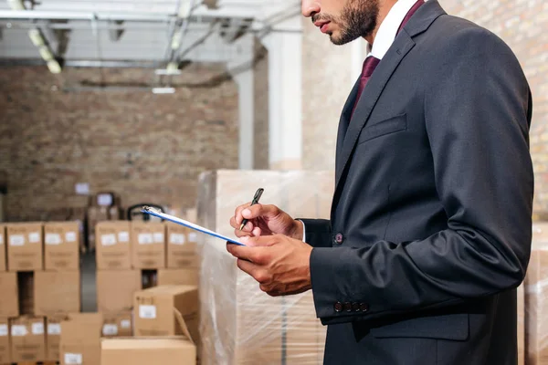 Empresário escrevendo na área de transferência — Fotografia de Stock