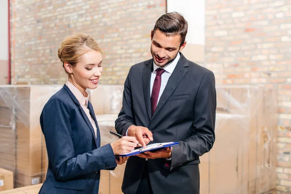 Business colleagues at warehouse — Stock Photo, Image