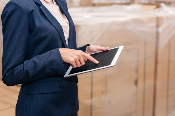 Businesswoman pointing at tablet — Stock Photo, Image