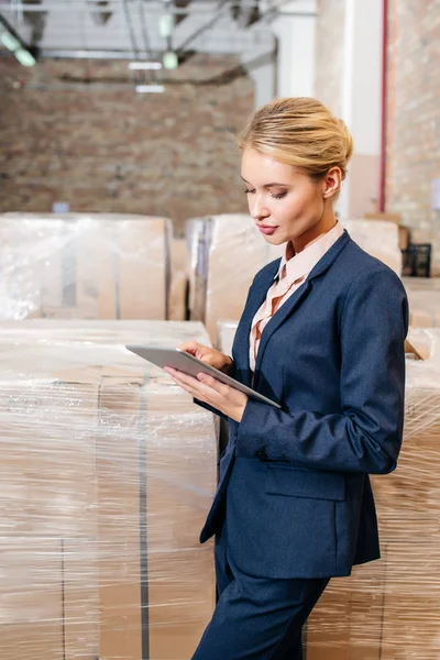 Mulher de negócios bonita com tablet — Fotografia de Stock