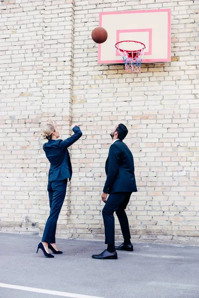 Colegas de negócios jogando basquete — Fotografia de Stock