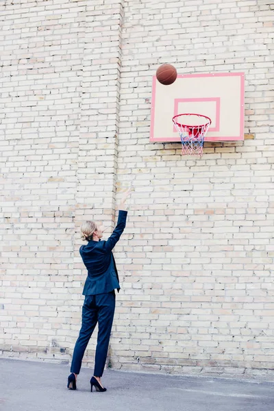 Бизнесвумен играет в баскетбол — стоковое фото