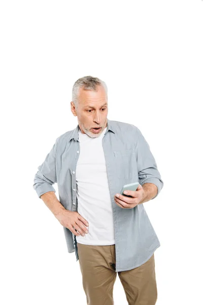 Shocked man with smartphone — Free Stock Photo