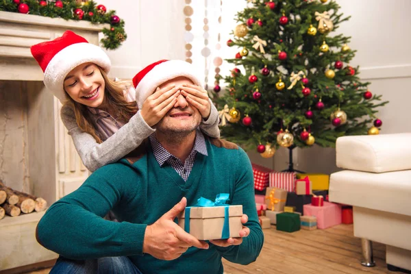 Far och dotter på christmastime — Stockfoto