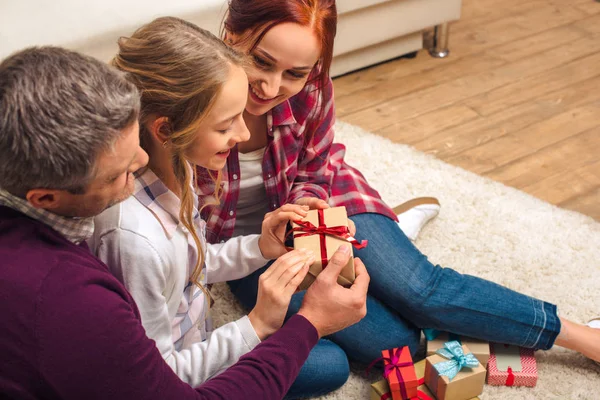 Glückliche Familie mit Weihnachtsgeschenken — Stockfoto