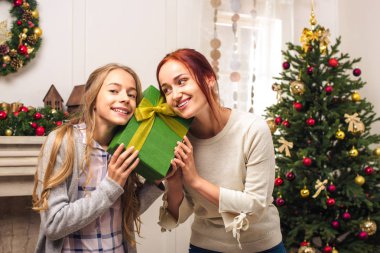 Anne ve kızı ile Noel hediyesi