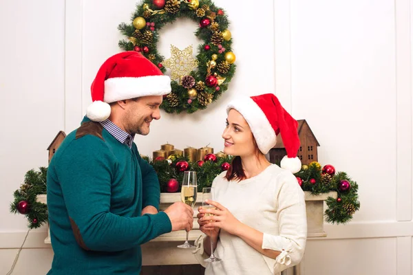 Par som dricker champagne på nyår — Stockfoto