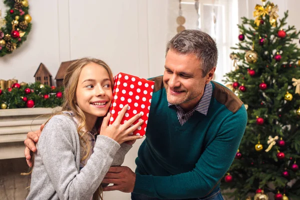 Vater und Tochter mit Weihnachtsgeschenk — kostenloses Stockfoto