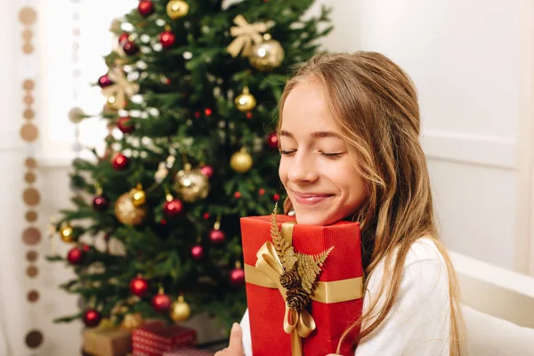 Adolescente com presente de Natal — Fotografia de Stock