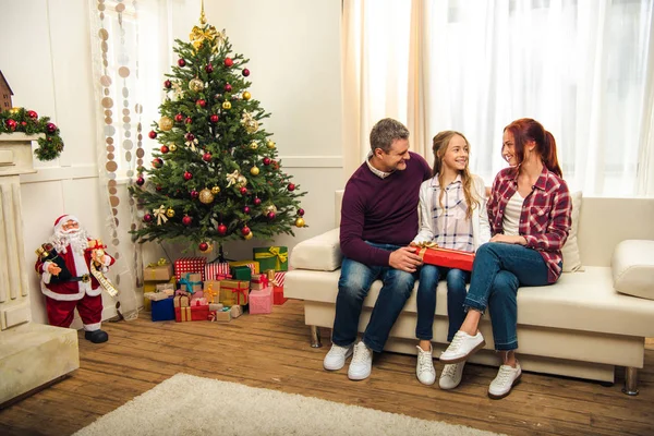 Famille avec boîte cadeau — Photo