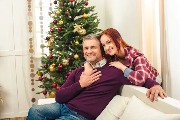 Couple heureux à la veille de Noël — Photo gratuite