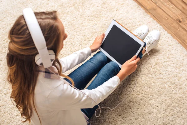 Adolescente com tablet digital — Fotografia de Stock