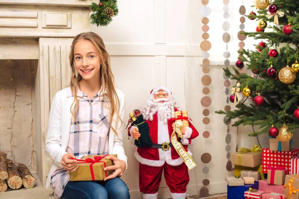 Подросток с рождественским подарком — Бесплатное стоковое фото