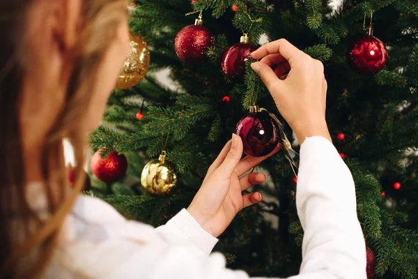 Decorating christmas tree — Stock Photo, Image