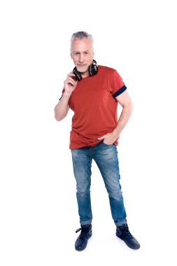 Komuta sizde boynuna kulaklıklarla