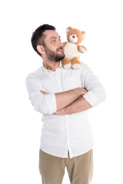Oyuncak ayı omzunda taşıyan adam
