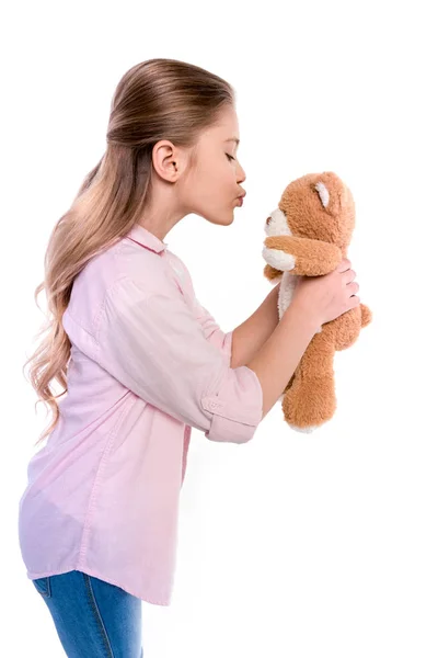 Lilla flickan kysser nallebjörn — Stockfoto