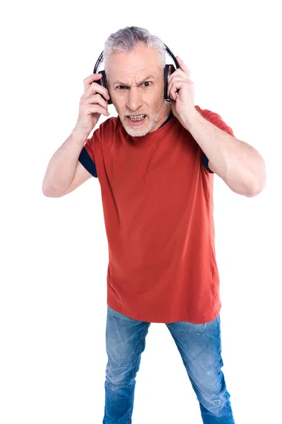 Hombre mayor enojado en auriculares grandes — Foto de stock gratis