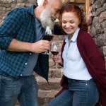 Volwassen echtpaar drinken wijn