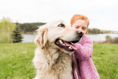 Köpekle oynayan çocuk