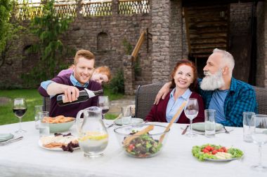 mutlu aile arka bahçe
