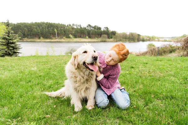 Ребёнок играет с собакой — стоковое фото