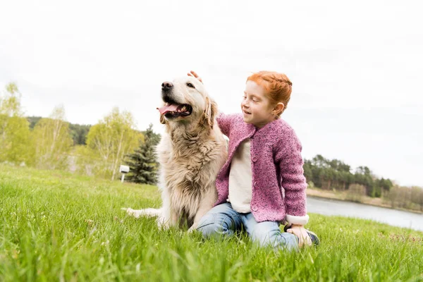 Criança brincando com cão — Fotografia de Stock