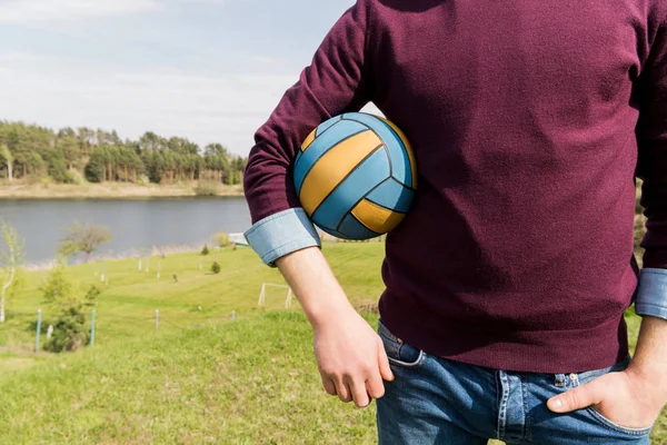 Homem segurando bola — Fotografia de Stock