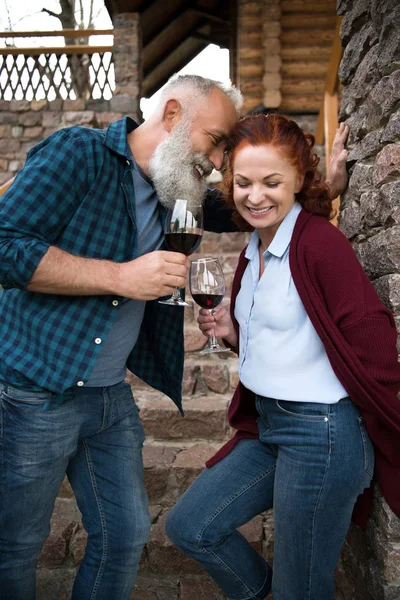 Mature couple drinking wine — Free Stock Photo