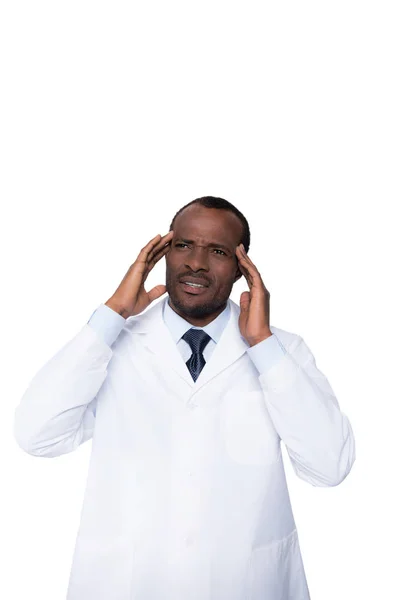 Médico afroamericano con dolor de cabeza — Foto de Stock