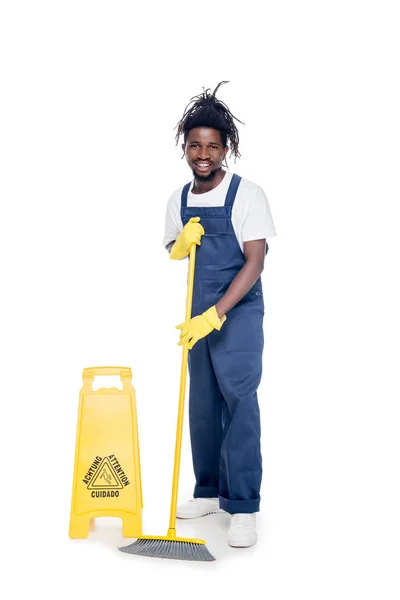 Limpiador afroamericano con equipo de limpieza — Foto de Stock