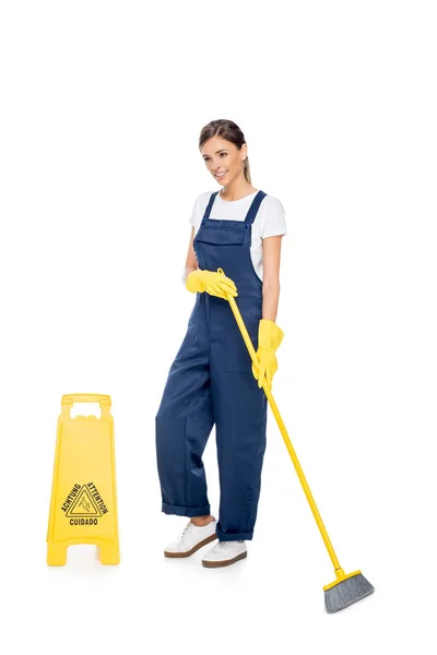 Limpiador sonriente en uniforme con escoba — Foto de Stock