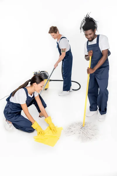 Grupo de produtos de limpeza multiétnicos — Fotografia de Stock